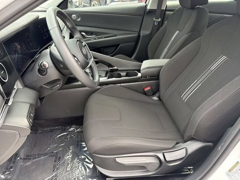 Certified 2025 Hyundai Elantra SEL FWD image 9