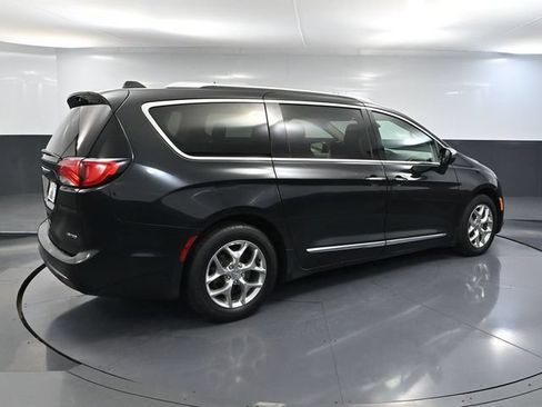 Used 2018 Chrysler Pacifica Limited FWD image 4