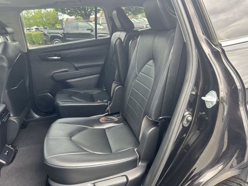 Used 2021 Toyota Highlander XLE AWD/4WD image 24