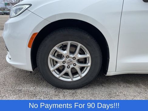 Used 2023 Chrysler Pacifica Touring-L FWD image 17
