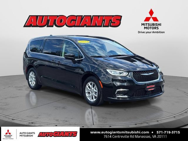 Used 2023 Chrysler Pacifica Touring-L FWD image 1