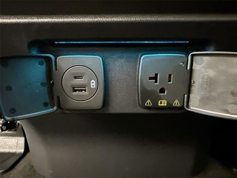 Used 2022 Ford F150 Lightning Lariat image 42