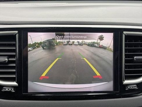 Certified 2024 Chrysler Pacifica Touring-L FWD image 33