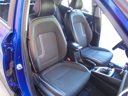 Used 2024 Hyundai Venue Limited FWD image 10