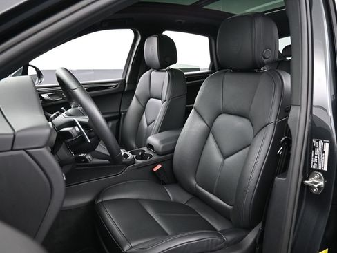 Certified 2025 Porsche Macan AWD/4WD image 5