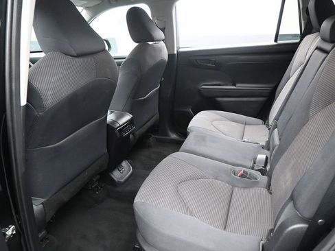 Used 2021 Toyota Highlander LE AWD/4WD image 25