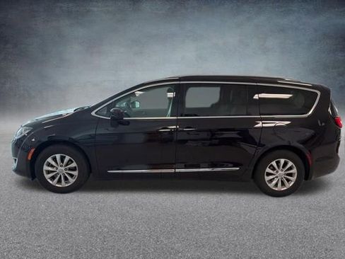 Used 2019 Chrysler Pacifica Touring-L image 8