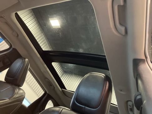 Used 2019 Jeep Cherokee Latitude Plus w/ Comfort/Convenience Group image 11