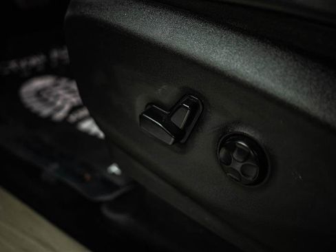 Used 2021 Chrysler Pacifica Limited w/ Uconnect Theater Family Group image 15