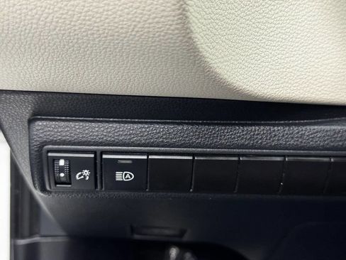 Used 2021 Toyota Corolla LE image 31