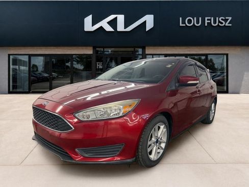 Used 2016 Ford Focus SE w/ SE Power Seat Package FWD image 1