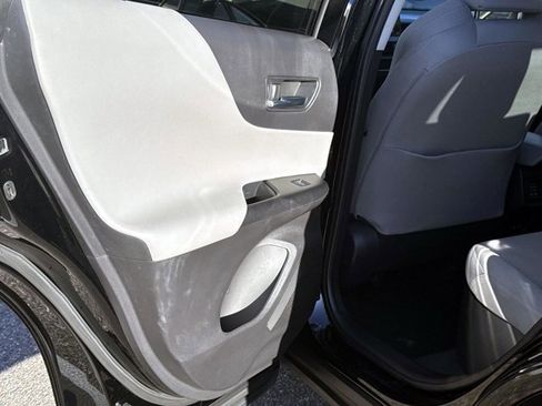 Used 2022 Toyota Venza image 13