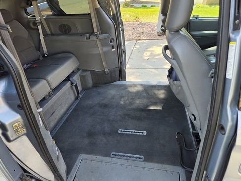 Used 2005 Dodge Grand Caravan SXT w/ Leather Interior Group FWD image 41