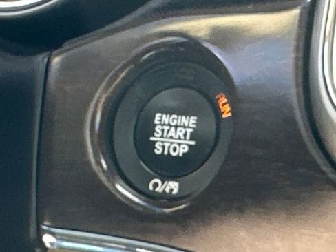 Used 2018 Jeep Grand Cherokee Limited image 39