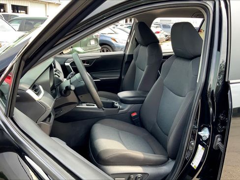Used 2025 Toyota RAV4 XLE image 8