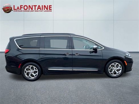 Used 2023 Chrysler Pacifica Limited image 8