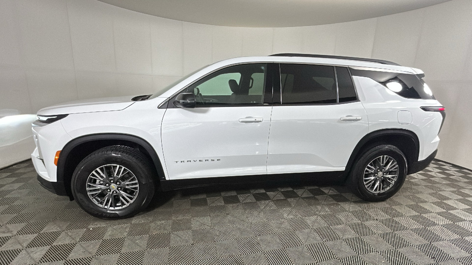 Used 2025 Chevrolet Traverse LT AWD/4WD image 6