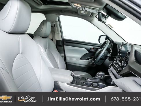 Used 2020 Toyota Highlander XLE image 22