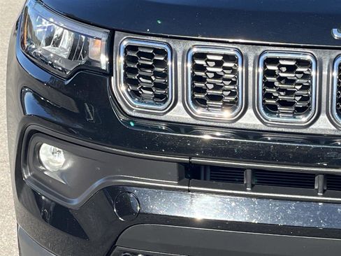 Used 2024 Jeep Compass Latitude image 9