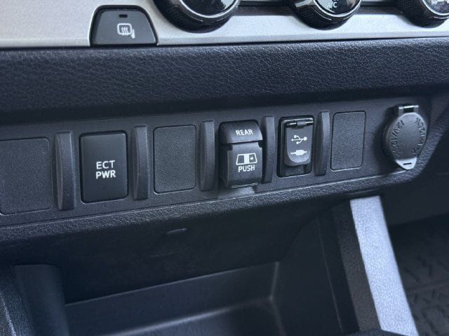 Used 2018 Toyota Tacoma SR5 RWD image 22