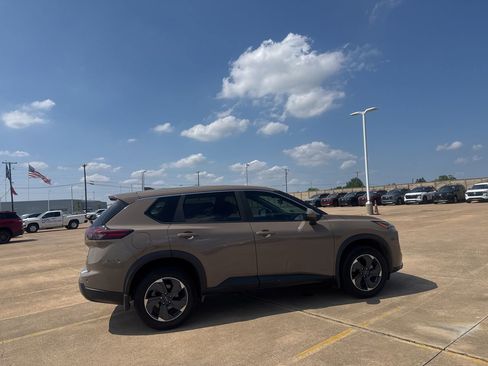 Used 2024 Nissan Rogue SV FWD image 25
