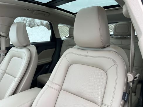 Used 2022 Lincoln Corsair Standard w/ Premium Package image 11