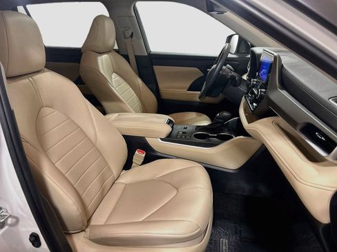 Used 2023 Toyota Highlander XLE FWD image 27