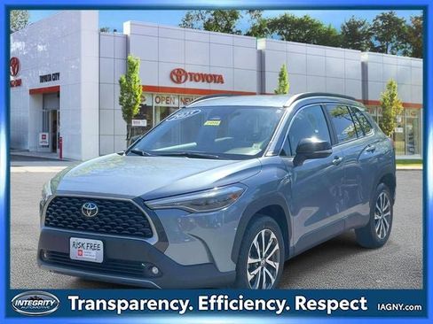 Used 2025 Toyota Corolla Cross XLE AWD/4WD image 4