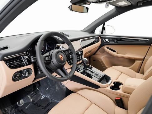 New 2025 Porsche Macan image 4