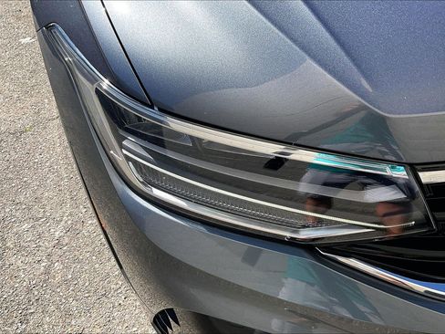 Used 2022 Volkswagen Tiguan SE R-Line image 26