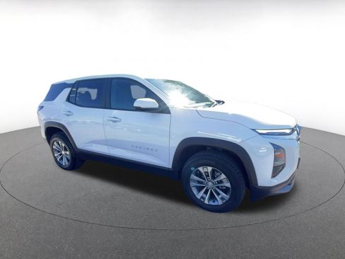 Used 2025 Chevrolet Equinox LT image 2