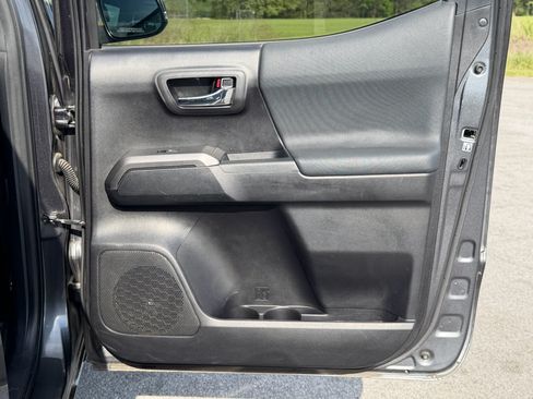 Used 2020 Toyota Tacoma TRD Off-Road w/ Blackout Package AWD/4WD image 17