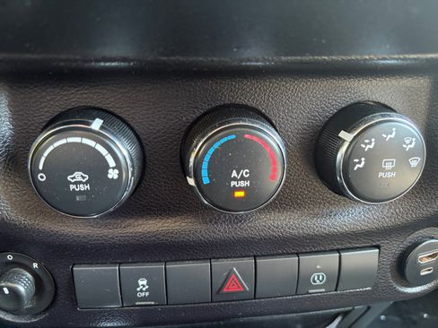 Used 2017 Jeep Wrangler Unlimited Sahara w/ Connectivity Group AWD/4WD image 23