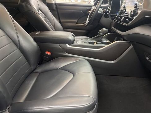 Used 2022 Toyota Highlander XLE image 11