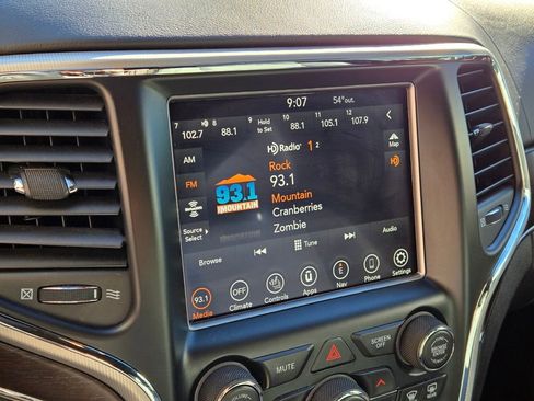 Used 2018 Jeep Grand Cherokee Limited image 25