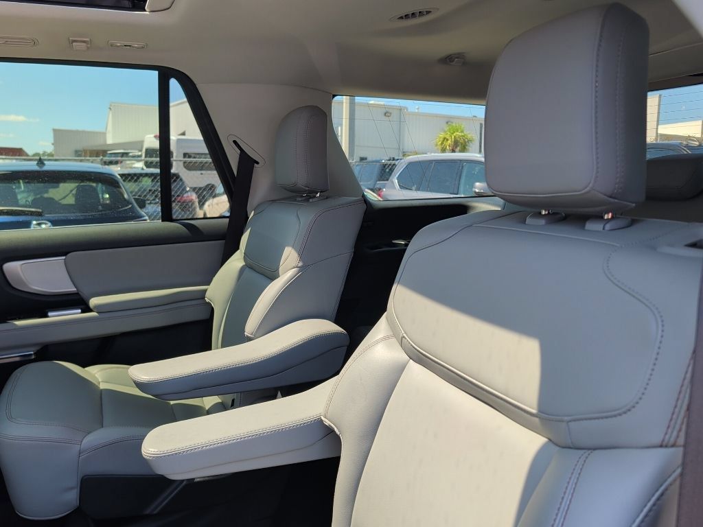 Used 2025 Ford Expedition Active RWD image 9