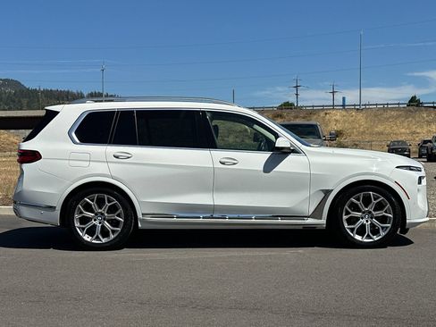 Used 2025 BMW X7 xDrive40i w/ Premium Package AWD/4WD image 2