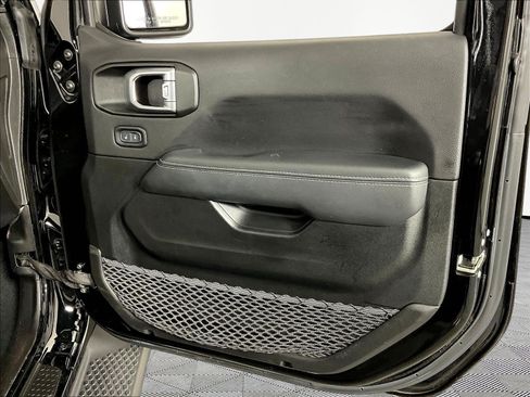 Used 2022 Jeep Wrangler Unlimited Sahara w/ Cold Weather Group AWD/4WD image 28