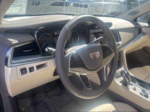 Used 2025 Cadillac XT5 Premium Luxury FWD image 8