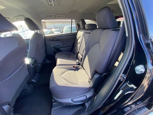 Used 2025 Toyota Highlander LE image 27