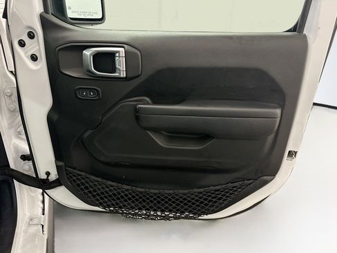 Used 2023 Jeep Wrangler Unlimited AWD/4WD image 32