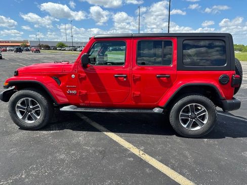 Used 2022 Jeep Wrangler Unlimited Sahara w/ Dual Top Group AWD/4WD image 8