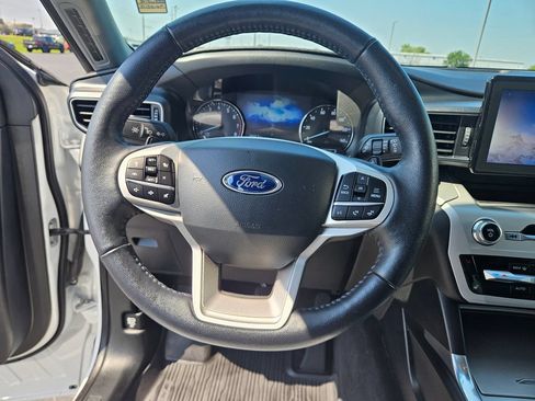 Used 2021 Ford Explorer XLT w/ Equipment Group 202A AWD/4WD image 18