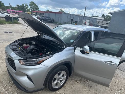 Used 2024 Toyota Highlander LE FWD image 12
