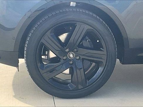 New 2026 Land Rover Discovery Limited Edition image 15