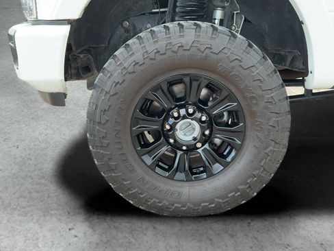 Used 2022 Ford F250 Platinum w/ Tremor Off-Road Package AWD/4WD image 26