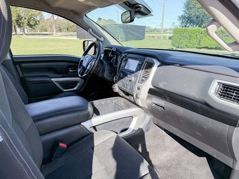 Used 2018 Nissan Titan SV w/ SV Convenience Package image 19