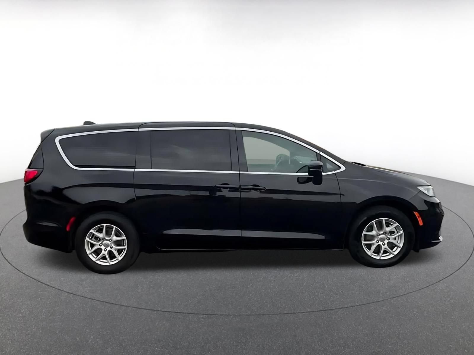 Used 2025 Chrysler Pacifica Select FWD image 15