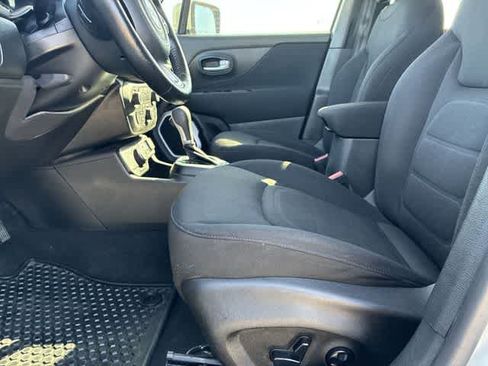 Used 2019 Jeep Renegade Latitude w/ Cold Weather Group AWD/4WD image 18