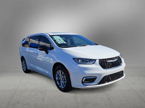 New 2026 Chrysler Pacifica Select image 2